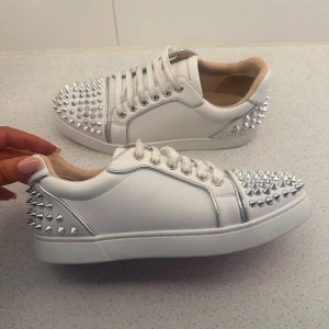 Christian Louboutin sneakers  - Nästan helt oanvända Christian Louboutin sneakers. Box mm medkommer såklart, skriv vid intresse så kan pris diskuteras! 