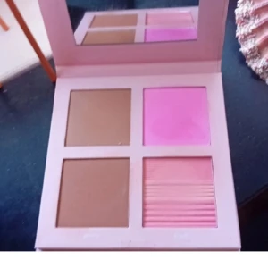 Face Palette från CAIA - Snygg face palette från CAIA med fyra olika nyanser. Innehåller två  bronzer i en varm brun ton & en i mörkare ton ! En highlighter och en djupare rosa rouge. Perfekt för att skapa en fräsch look. Kompakt design med inbyggd spegel ! Köptes för 698kr och säljs för 450 kr ! Finns inte att få tag på idag !