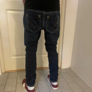 Dondup jeans - Säljer ett till par tvär feta dondup jeans😍för sjuk bra pris🤑| skick 9,5/10✅ | Fransk storlek 25 som motsvarar runt W27 L30 . Inga defekter är nästan som nya 👍både sköna och jävligt snygga 😄vid mer eventuella frågor kontakta oss