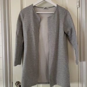 Grå kofta  - Stilren koftan från only. Trekvartslånga ärmar. Inte så lång på. Använd men inga synliga defekter vad jag kan se😊Om man vill se hur den ser ut på är det bara och fråga😊