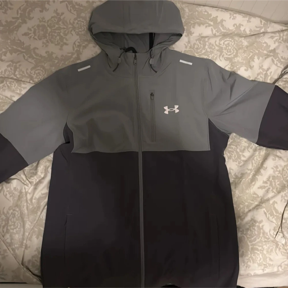 Grå och svart jacka från Under Armour - 1