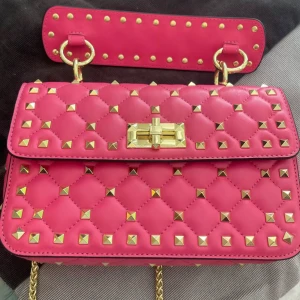 Rosa axelväska med nitar - Valentino liknande väska! 💘💘äkta läder