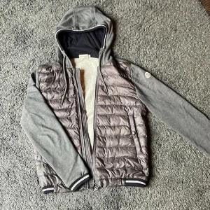 Moncler Cardigan  - Snygg grå cardigan från Moncler. Storlek M men passar S. Fått den L/c. Liten skada på baksida ärm men inget som märks. Tveka inte att skriva vid fler frågor!🙌🏻