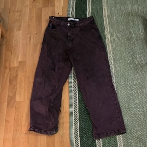 Lila bigboy jeans - Säljer ett par lila big boy jeans, lite slitna vid fötterna o även litet hål höger ben 