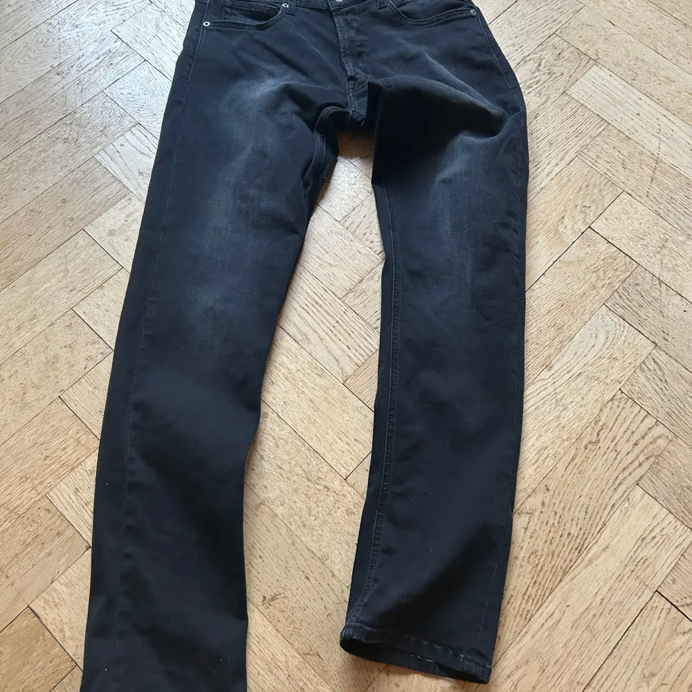 Snygga svarta jeansbyxor från Replay med en klassisk femficksdesign. Byxorna har en rak passform och är tillverkade i ett slitstarkt material. Perfekta för en stilren look. Hör av er om ni är intresserade eller har några frågor!. Farkut & Housut.