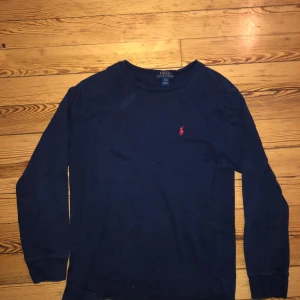 Mörkblå långärmad tröja från Ralph Lauren - Säljer en mörkblå långärmad tröja från Ralph Laurent. Tröjan är i stl 14-16. Tröjan är i bra skick!