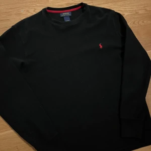 Polo Ralph lauren crewneck - Tja! Säljer nu denna feta RL crewnecken på grund av att den ej kommer till användning! - Skick: 8/10 Inga defekter - Storlek M - Tveka ej på att skriva vid eventuella frågor!! Mvh Lucas