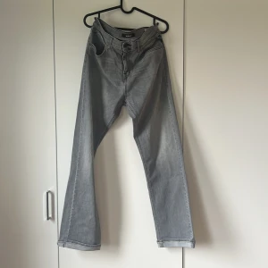 Grå jeansbyxor från Replay - Snygga grå jeansbyxor från Replay med klassisk design. Byxorna har en rak passform och är perfekta för en avslappnad stil. De har två bakfickor med dekorativa sömmar och en bekväm midja. Köpta för 799 kr och använda 2,3 gånger 