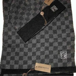 Rutig halsduk från Louis Vuitton + mössa - Snygg rutig halsduk från Louis Vuitton i svart och grått. Den har ett klassiskt mönster och en diskret LV-logga. Perfekt för att hålla stilen under kyliga dagar + en mössa på köpet i samma stil.