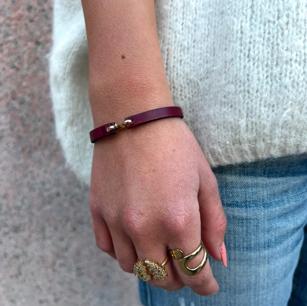Vinrött läderarmband- vi storleksanpassar armbandet så att det passar dig💕. Asusteet.