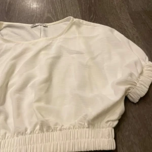 Topp - Jättefin kort topp från Zara som tyvärr inte kommer till användning längre. ❤️Skriv om ni har frågor eller vill ha fler bilder❤️