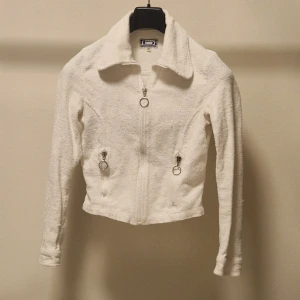 Y2k jacka från Replay's Line - Så himmla snygg vit jacka från Replay's Line med dragkedja och coola detaljer. Säljer då den tyvärr  blivit för liten för mig. Jag brukar ha xs-s på toppar så den här är rätt så tajt. Den har en del lösa trådar men är annars jättefin! 💗 Skriv om ni har frågor✨️✨️