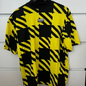 Oversized t-shirt från Adidas - Säljer en oversized t-shirt från Adidas med ett unikt grafiskt mönster. Använd 2 gånger 🌸