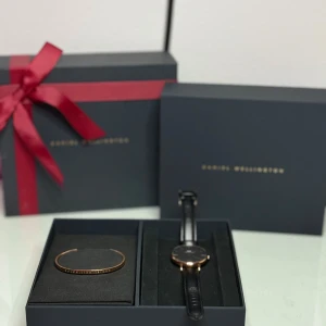Daniel Wellington  - Fint sett från Daniel Wellington ett armband och en klocka. Jätte fin present till någon man gillar som sin mor elr flickvän. Klockan behövder byta batteri men annars jätte fint skick!. Lådan hänger såklart med. Bara klockan kostar nypris 1999kr och armbandet 699. Mitt pris 1850kr