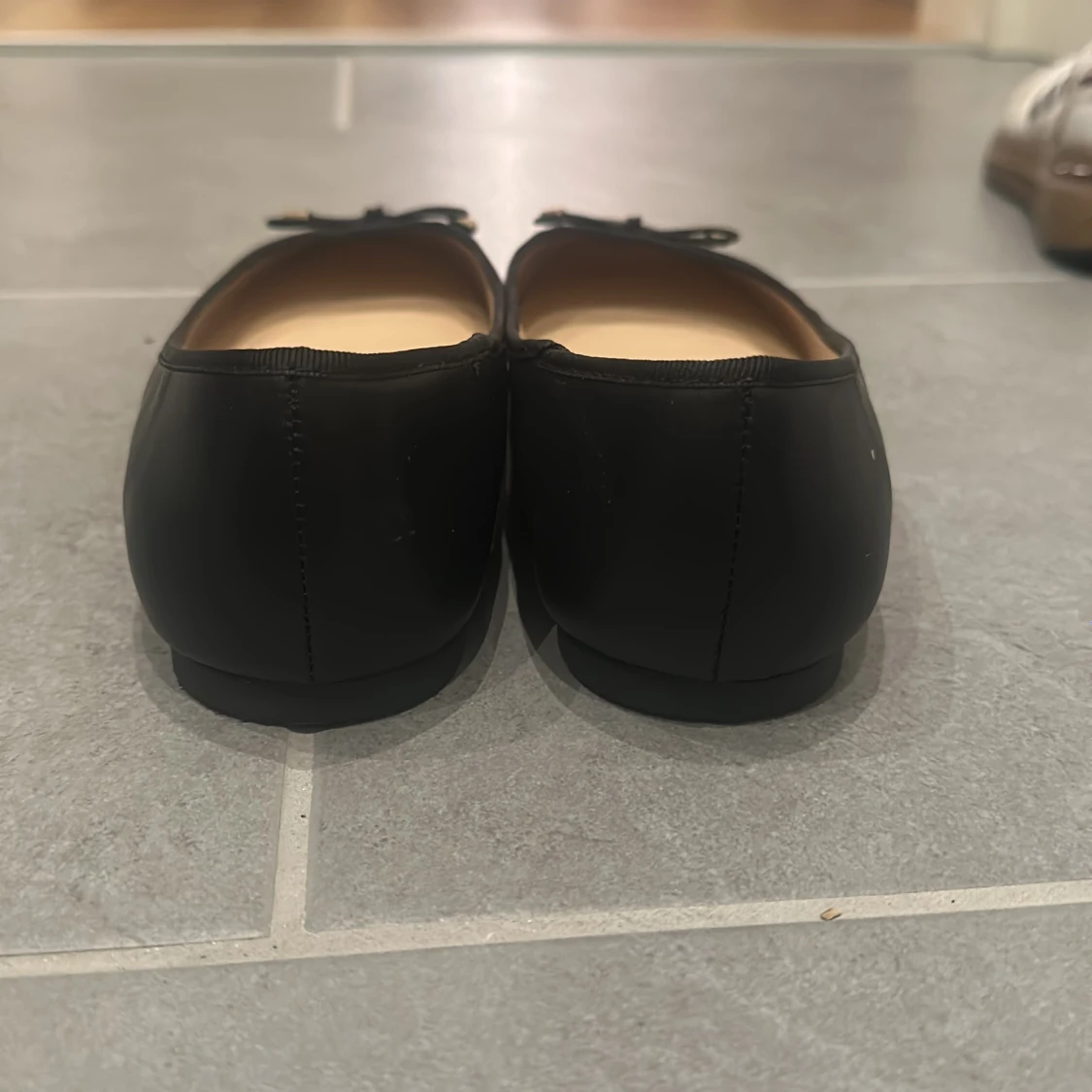 Svarta ballerinaskor med rosett - 1