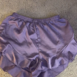 Supergulliga shorts - Supergulliga lila volangshorts från GinaTricot! 💋Passar till vardags eller som pyjamas-shorts.