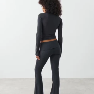 Soft touch set - Säljer detta mjukisset från Gina Tricot i mörkgrå färg och soft touch serien. Byxor o långärmad topp båda i storlek M! Säljer tillsammans för 250kr! Knappt använd för det är för stort ✨