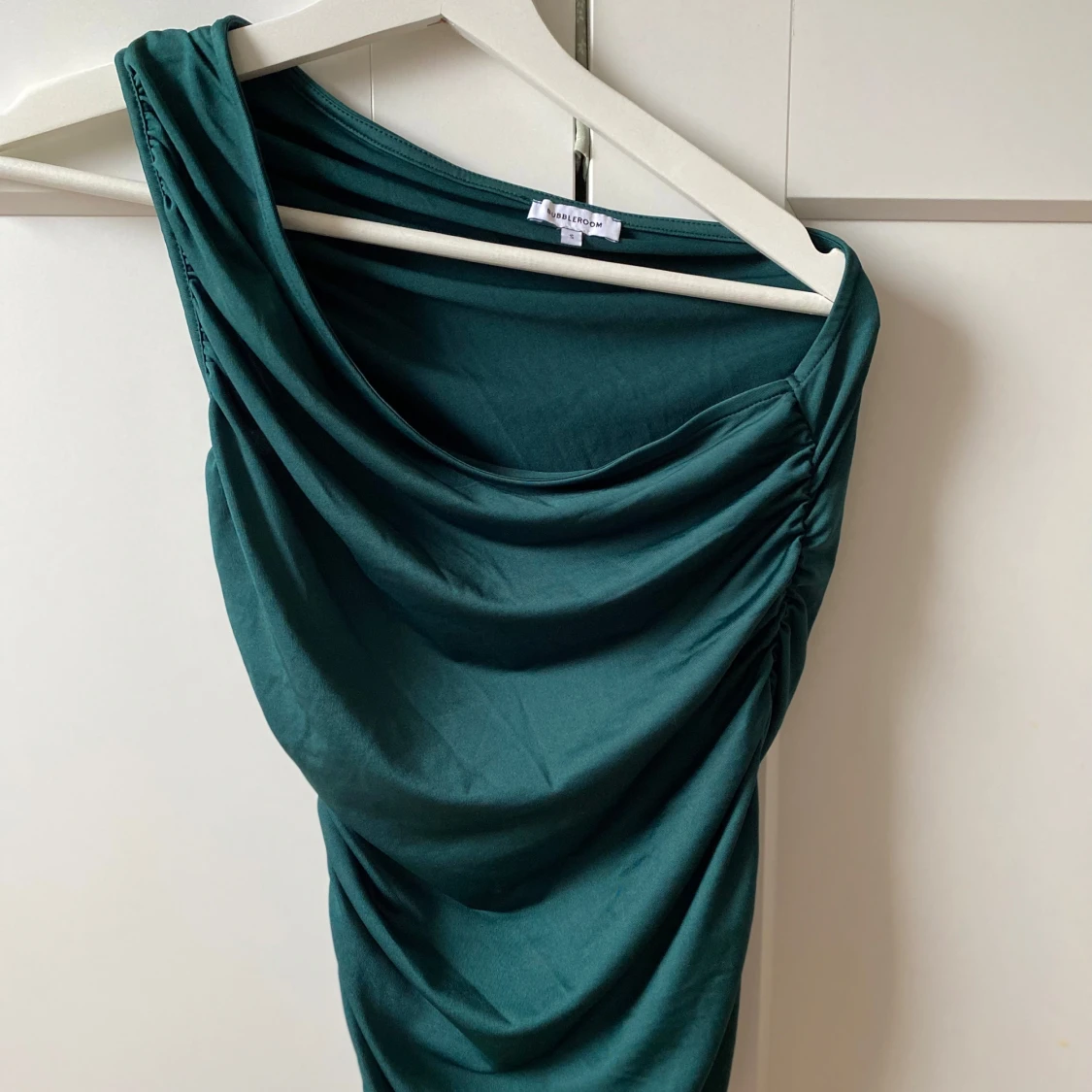 Grön oneshoulder topp från Bubbleroom - 1