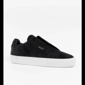 Svarta sneakers från Axel Arigato - Säljer mina jätte snygga skor från Axel arigato!! Köpte för ca 5 månader sen, skriv för egna bilder❣️❣️priset går att diskutera 