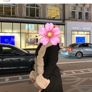 Svart kappa med pälsdetaljer - Snygg svart kappa med fluffiga pälsdetaljer i beige längs krage, ärmslut och framkant. Perfekt för kyliga dagar när du vill hålla stilen.                                            Köpte den för två år sen för 1500kr men priset går att diskutera. (Frakt står du för) Fattas två knappar vid pälsen men inget som syns annars är den i bra sick.  Jackan är storleken XL men det passar till en L men till och med M. (Storleken är mätt i franska mått då jag har köpt från en fransk sida) ❗️Inte mina bilder❗️