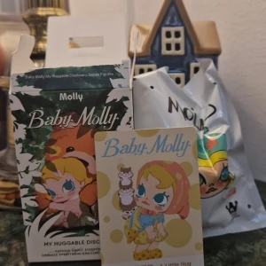 Baby Molly My Huggable Discovery Series Figur - Öppnad box men påsen fortfarande oöppnad  Baby Molly My Huggable Discovery : A Little Hug Köpt på popmarts hemsida, kvitto finns