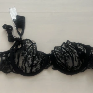 Svart spetsbralett från PrettyLittleThing - Svart bralette från PLT