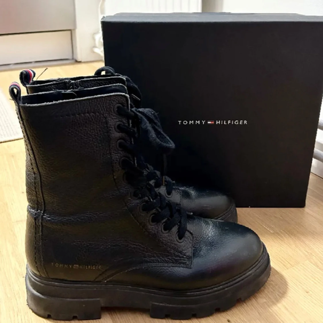 Svarta kängor från Tommy Hilfiger