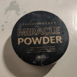 Miracle Powder från Makeup Mekka - Miracle Powder från Makeup Mekka för en perfekt satinfinish. Lätt och silkeslen formula som ger en jämn och naturlig look. Innehåller 6g och är tillverkad i Taiwan. Perfekt för att sätta sminket och ge en mjuk lyster.