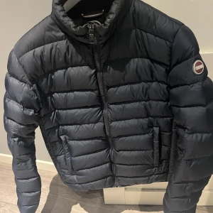 Colmar jacka  - Colmar jacka, mörkblå dunjacka som knappt är använd pris kan diskuteras!