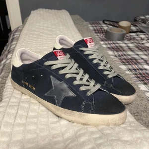 Golden goose - Snygga golden goose skor i modellen super Star. Skorna är i nyskick och färgen går knappt att få tag i längre. Storlek 43. Nypris 5000kr+