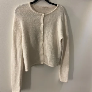 Vit kofta från Gina Tricot - Mysig vit kofta från Gina Tricot, säljer då den inte används ❣️