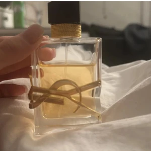 Parfym från Yves Saint Laurent - Säljer min libre parfym med ca 35ml kvar i flaskan. ✨Färgen tyder på att den är ny och den är sjukt nice att para ihop med sol de janeiro 62 för en mer gourmand doft🥥💫priset är exkl. frakt💕 