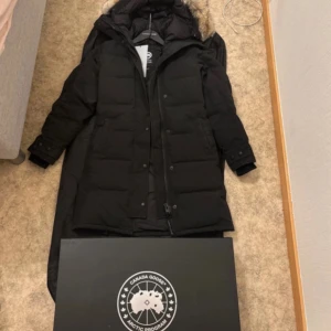 Canada goose shelburne  - Säljer min fina svarta jacka från märke Canada Goose i modellen Shelburne parka, kvitto ingår, kommer att skriva ut den och lägga till i paketet när jag köpte jackan på Canada Goose hemsida. Ja skickar den självklart med påsen, galgen och lådan! kom dm för bilder ( använd 2 vintrar ) seriösa KÖPARE 
