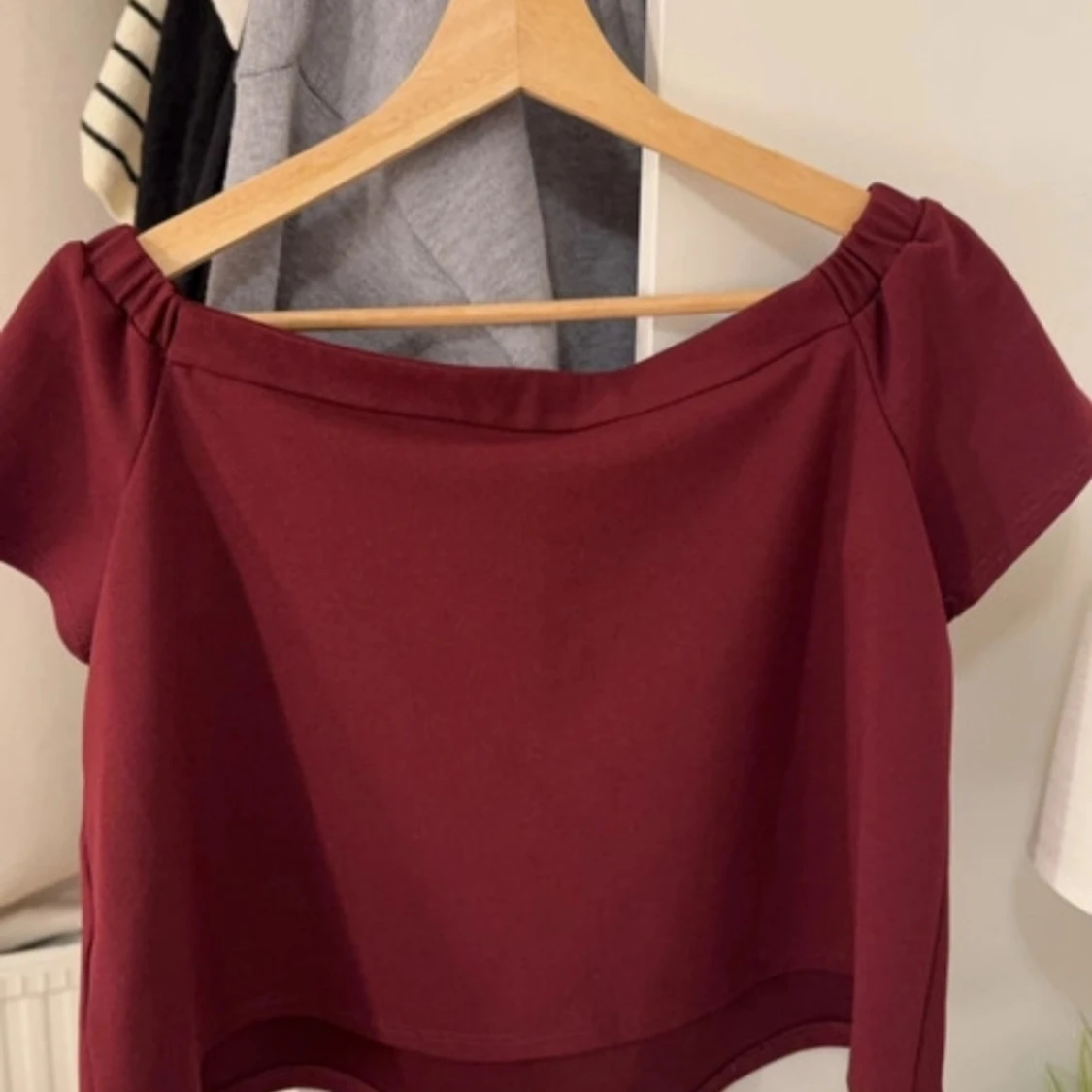 Vinröd topp från New Look - 1