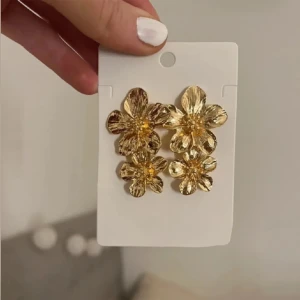 Guld blommor örhängen - Guldiga örhängen helt nya💕