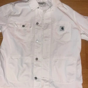 Vit jacka från Carhartt - Säljer en stilren vit jacka från Carhartt perfa till våren