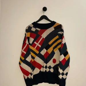 Mönstrad stickad tröja från GANT - Säljer en unik stickad tröja från GANT med ett färgglatt geometriskt mönster i rött, blått, gult och vitt. Tröjan har långa ärmar och ribbade kanter vid hals, ärmslut och nederkant. Perfekt för att liva upp garderoben! Nypris runt 1700 fast modellen säljs inte längre. Tecken på användning fast fortfarande mycket o ge! Hör gärna av er vid flera frågor eller funderingar! 