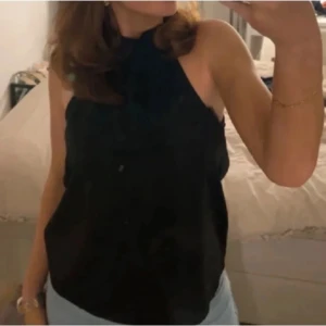 Svart topp - Snygg halterneck topp