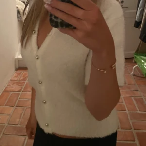 Kofta/ tröja - Jättefin kofta med silvriga knappar i nyskick. Skriv vid frågor🥰