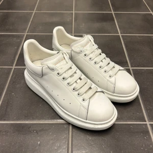 Alexander McQueen  - Hej! Säljer mina Alexander McQueens för att jag lyckas aldrig använda dem längre och känner de är bättre i andras händer.   Skicket på dem är bra förutom att lädret har fått lite stryk men annars har sulan knappt tecken på slitage. I skon likaså, inget slitage i hälen etc. Med skorna tillkommer lådan, skopåse, kuvertet, extra snören och även påsen som skolådan ligger i. Nypris ligger på 5700kr och jag säljer dem för 3k just för skavankerna.   Hör av dig för fler frågor etc🤩 