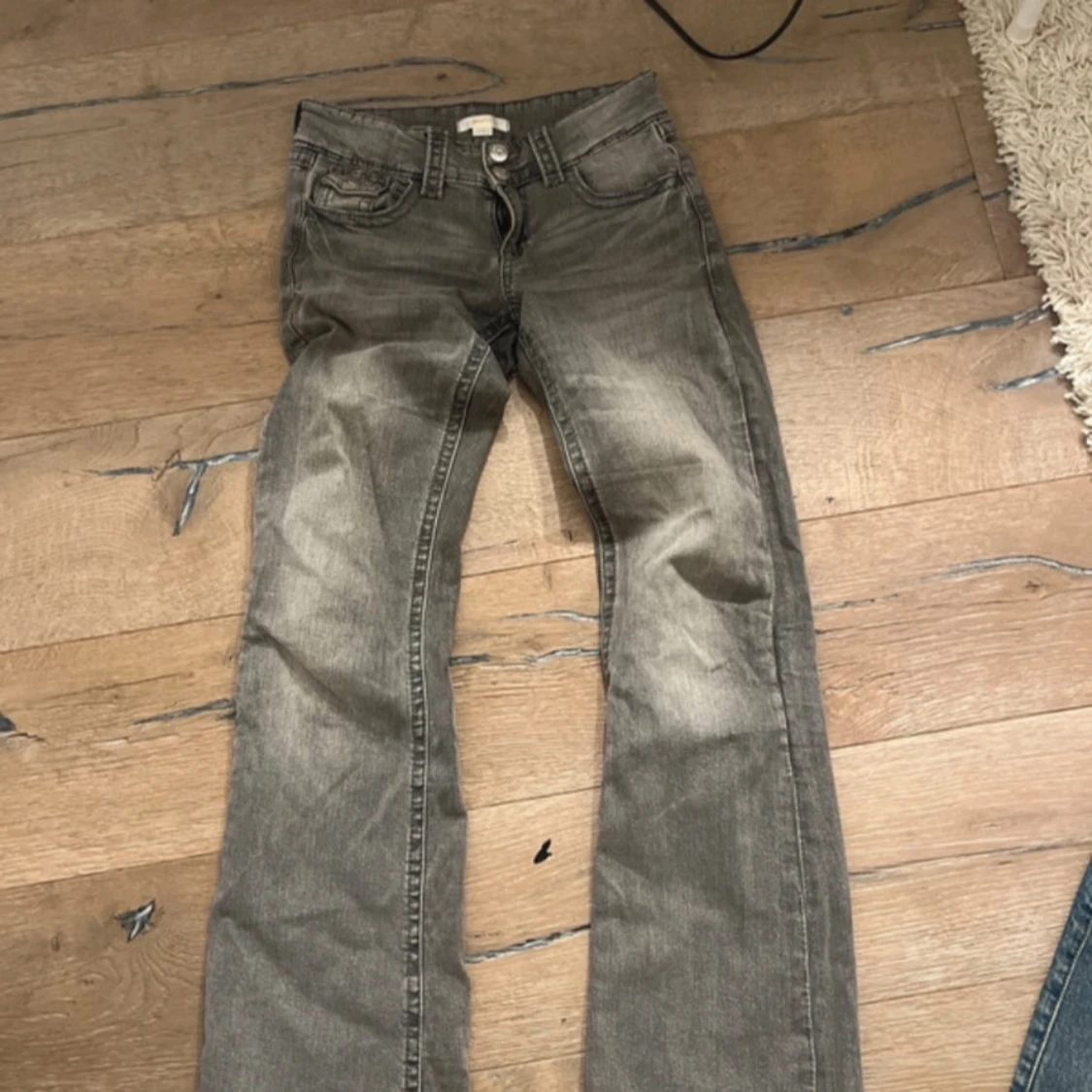 Grå jeans med bootcut - 2
