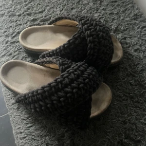 Inuikii tofflor  - Så snygga tofflor från inuikii i bra skick 💕💕 kan sänka priset vid snabbt köp 