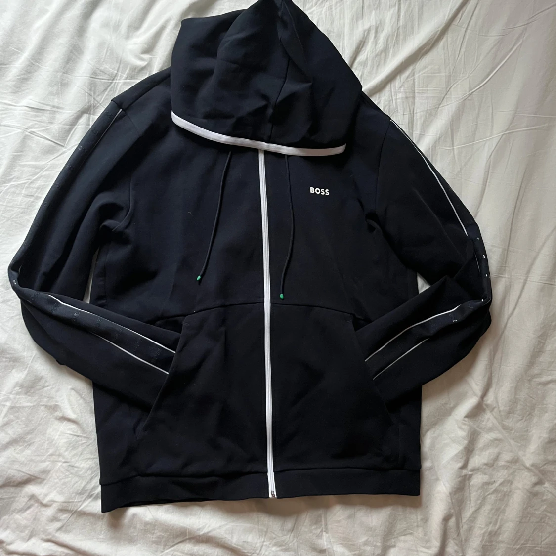 Marinblå hoodie med vita detaljer från Hugo Boss