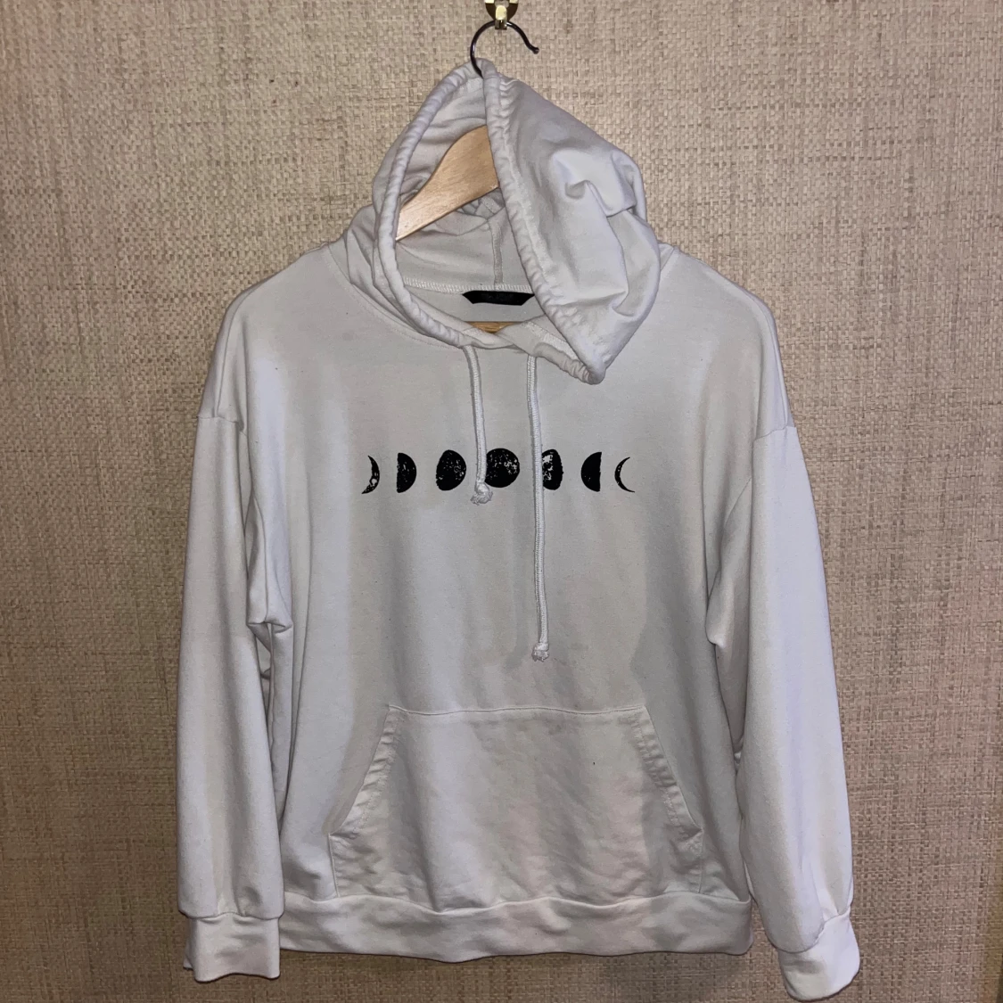 Vit hoodie med månfastryck