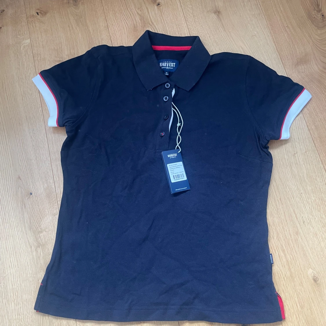 Mörkblå pikétröja från James Harvest