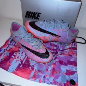 Nike elite  - Hej , säljer mina Nike air zoom som är helt nya,  andvänd endast en träning skick 9/10 box påse och allt går med, skorna är i storlek 45 men skulle mer säga storlek 44 44,5.         Kom med rimliga bud!