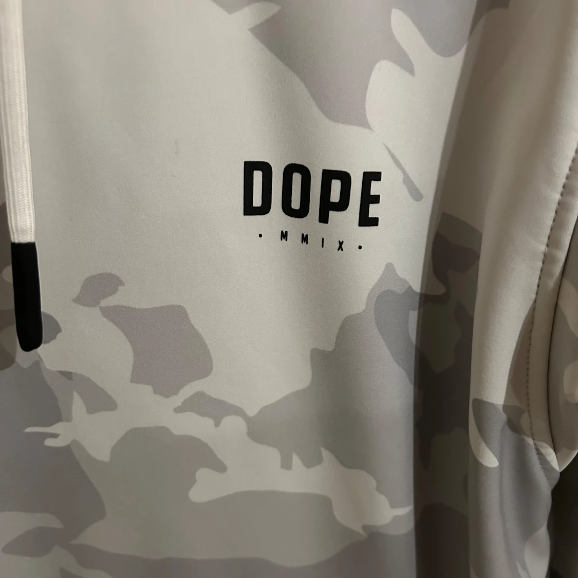 Vit och grå camo-hoodie från Dope - 3