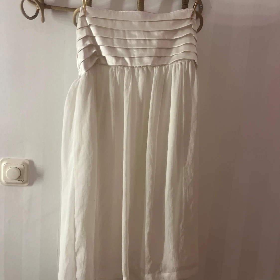 Vit axelbandslös klänning