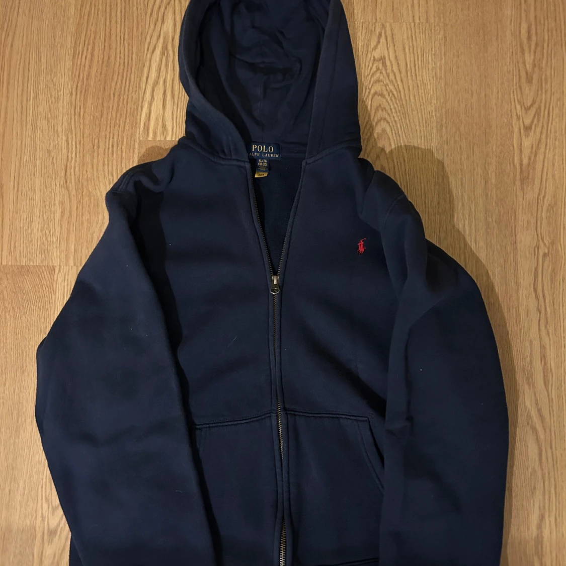Märklblå hoodie från Ralph Lauren