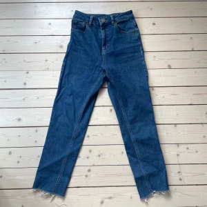 Asos jeans  - Jeans från Asos med avklippta ben. Strl W24. 